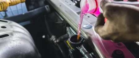 Comment Vérifier et Remplir le Liquide de Refroidissement de votre Voiture : Guide Pratique